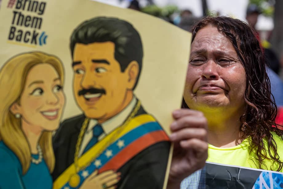 FOTODELDÍA AME7871. CARACAS (VENEZUELA), 26/03/2026.- Una mujer participa en una manifestación este jueves, en Caracas (Venezuela). Simpatizantes del chavismo reaccionaron durante la segunda audiencia de Maduro y Flores desarrollada en Nueva York, pidiendo justicia y la liberación para la pareja. EFE/ Miguel Gutiérrez