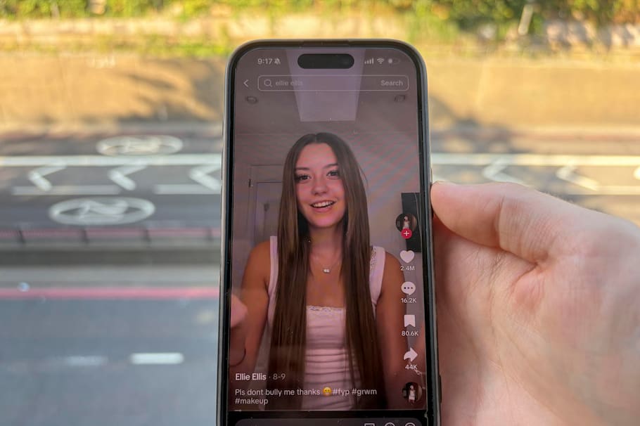 LONDRES, 23/08/2026.- Con apenas una veintena de vídeos y desde su habitación, Ellie Ellis ha logrado sumar más de 750.000 seguidores en TikTok en cuestión de días; pero nadie en la industria de los 'influencers' parece encontrar una explicación sobre cómo esta adolescente británica ha "conquistado" al algoritmo de las redes sociales. EFE/ Raúl Bobé
