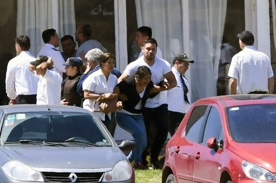 Familiares de los 44 tripulantes del submarino desparecido hace ocho días en el Atlántico Sur reaccionaron con dolor e indignación al informe de la Armada Argentina. / AFP