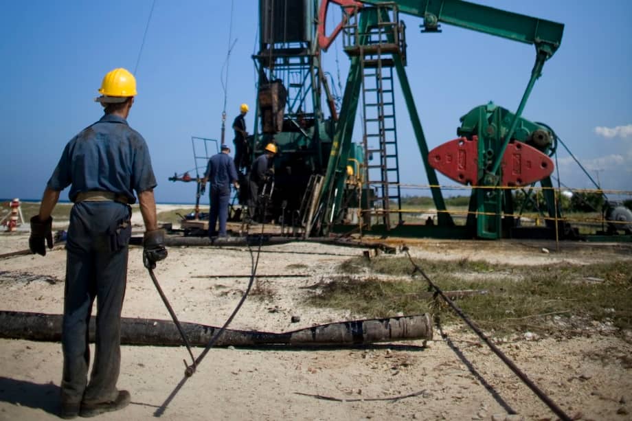 La actividad petrolera se reactivará en zonas de violencia. / AP