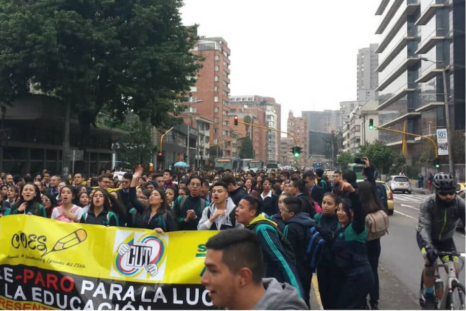 Los manifestantes se movilizan con destino a la Plaza de Bolívar, en el centro de la capital. / Tomada de Twitter @sindesenacolom