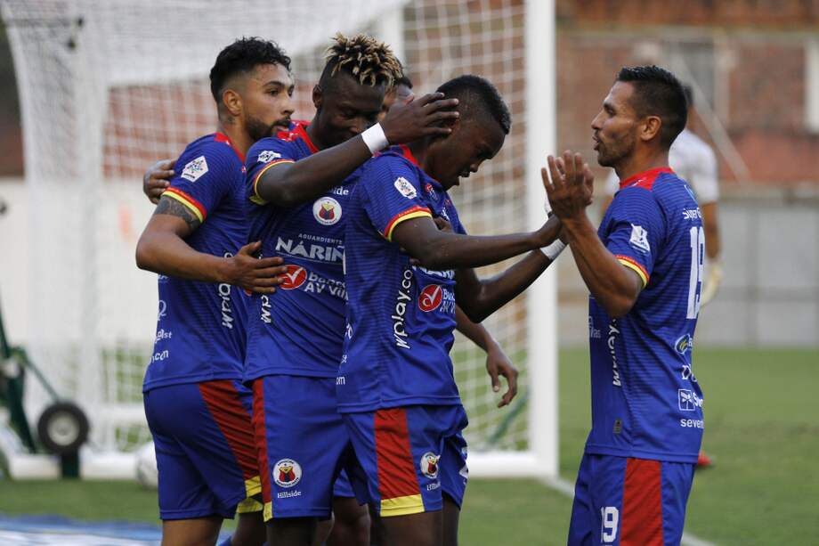 Arlex Hurtado celebra con sus compañeros el único gol del partido en la visita a Envigado.