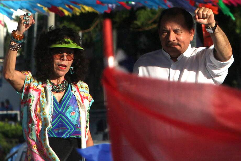 El presidente de Nicaragua, Daniel Ortega (der.) saluda en Managua, junto a su esposa Rosario Murillo, a un grupo de seguidores nicaragüenses./ EFE
