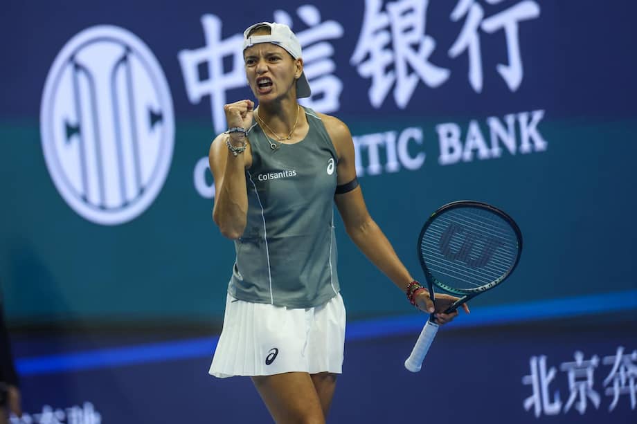 Emiliana Arango durante la ronda de 64 contra la china Zheng Qinwen en el Open tennis tournament de Beijing, China 2025.