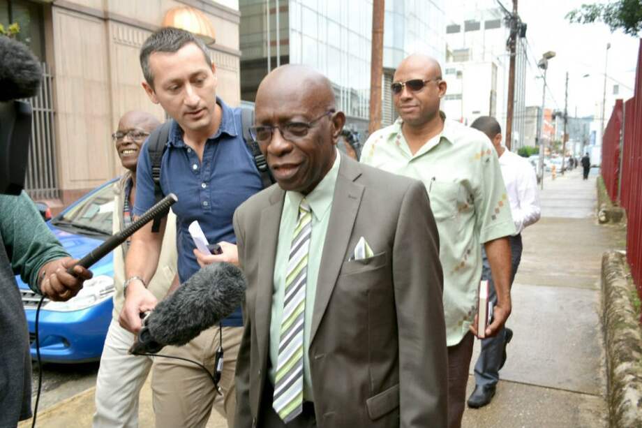 Jack Warner habla con la prensa a su llegada a un tribunal de Puerto España, capital de Trinidad y Tobago. Foto: AFP