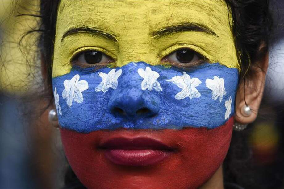 Una manifestante pintó su rostro con la bandera de Venezuela durante una protesta en Caracas, Venezuela, el 13 de mayo de 2017. / Agencia Anadolu