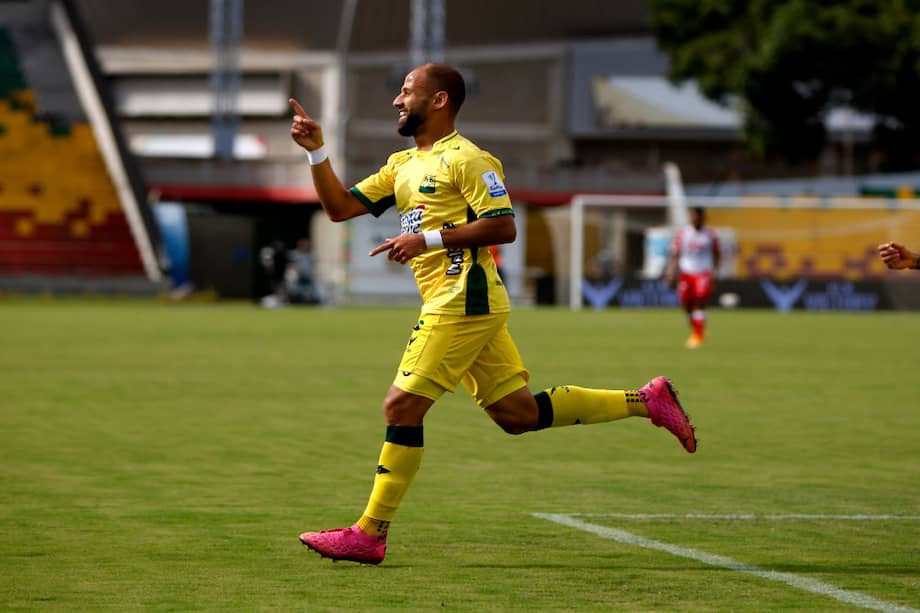 El delantero Brayan Fernández marcó un triplete en la victoria de Bucaramanga sobre Santa Fe.