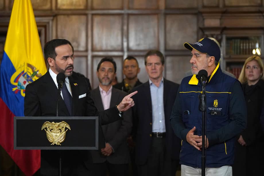 El presidente Abelardo de la Espriella, habla junto al director de la Unidad Nacional de Gestión del Riesgo de Desastres (UNGRD), Daniel Tamayo. EFE/ Pablo R. Seco