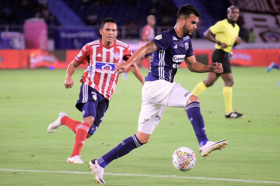 Carlos Bacca presiona a y Juan Guillermo Arboleda, luego le quita el balón y marca el tercer gol en el triunfo de Júnior sobre Medellín.
