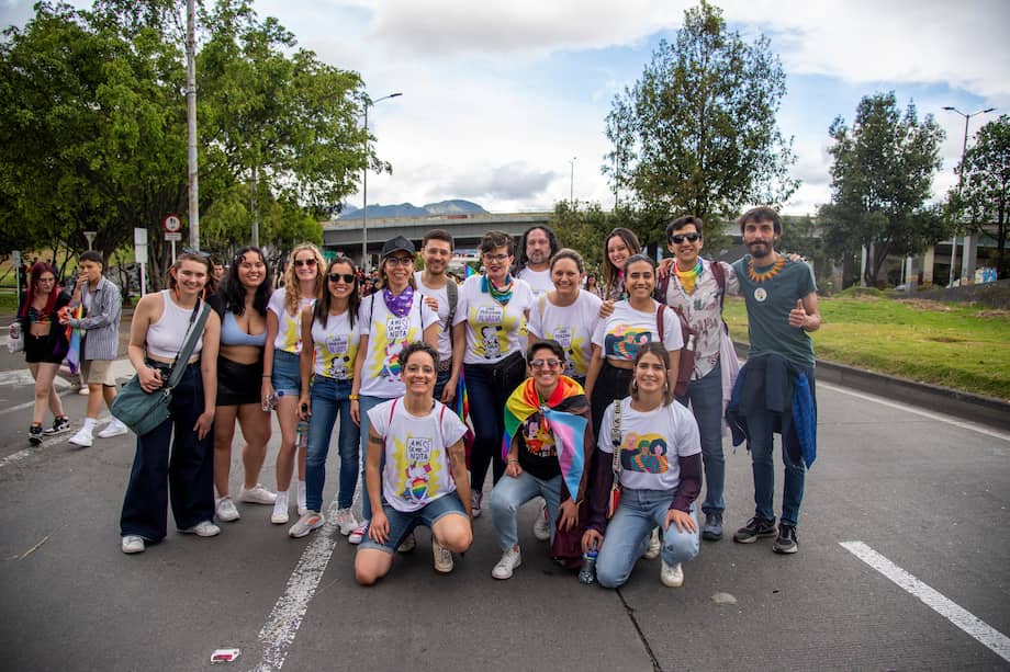 El equipo de Sentiido y algunos de sus colaboradores y aliados en la marcha del orgullo en Bogotá.