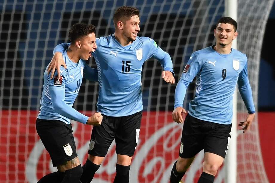 Los jugadores de Uruguay celebran uno de los goles con los que vencieron este domingo a Bolivia.