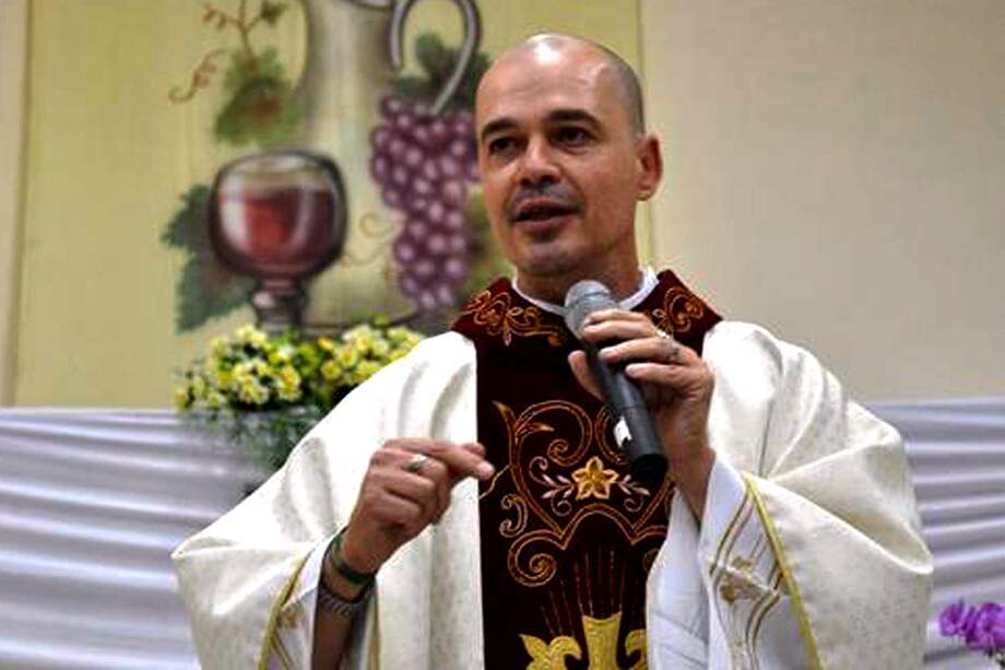 Excomulgan a cura brasileño que apoya matrimonio gay