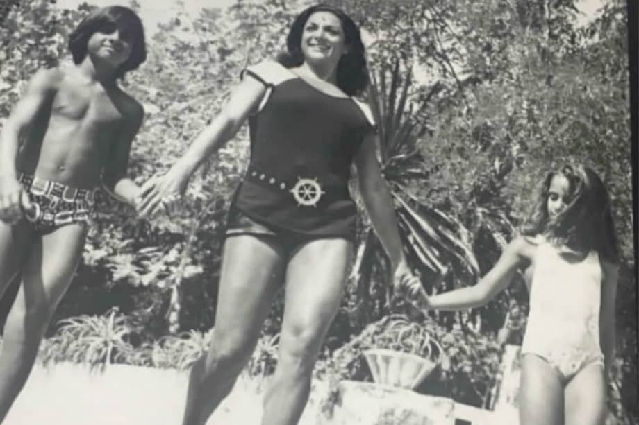 Lola Flores, con sus hijos Antonio y Rosario de la mano, en un recuerdo familiar. / Cortesía