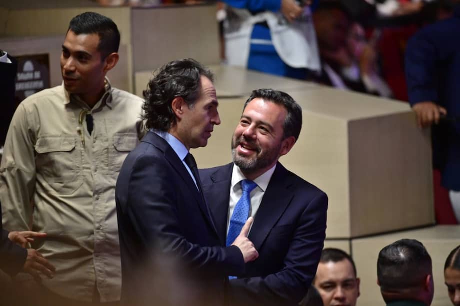 Los alcaldes Federico Gutiérrez (Medellín) y Carlos Fernando Galán (Bogotá) se saludan durante la ceremonia de posesión de la investidura del presidente Abelardo de la Espriella.
