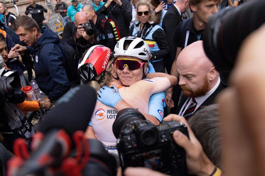 Lotte Kopecky, de Bélgica, celebra su título en la prueba de fondo del ciclismo de ruta.
