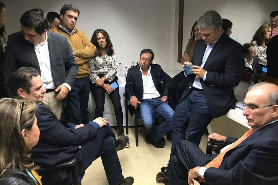 Petro, De la Calle, Vargas Lleras y Duque, la historia tras esta foto viral