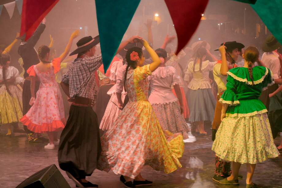 El "chamamé" argentino, una danza en la que los ejecutantes bailan fuertemente abrazados, también fue añadido a la lista de patrimonio inmaterial de la humanidad.