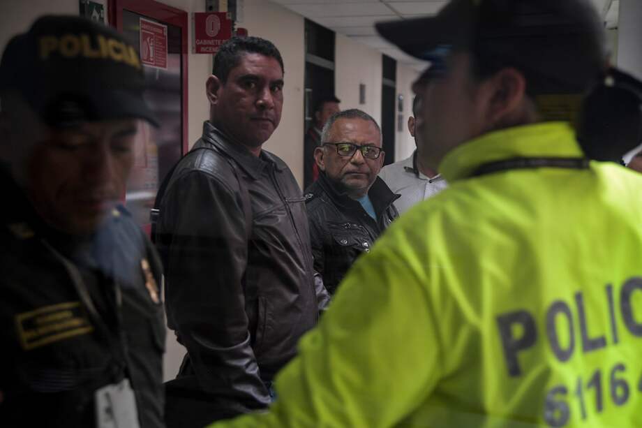 El contador Devis Mendoza y el revisor fiscal Ronbinson Ruiz Guerrero. / Mauricio Alvarado - El Espectador