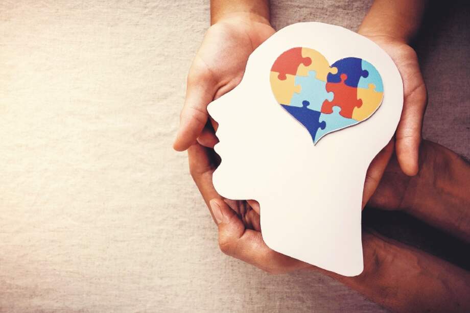 Los encargados de atender los consultorios serán estudiantes de los dos últimos semestres de Psicología, quienes podrán realizar sus prácticas allí. Por su parte, el Ministerio de Salud sería el encargado de establecer un sistema de información para coordinar la oferta de servicios de los Consultorios Psicológicos Comunitarios y apoyar la formulación de políticas públicas efectivas.