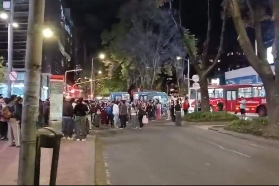 A esta hora continúan los cierres preventivos en los alrededores del centro comercial Andino, en el norte de Bogotá, por una manifestación que mantiene bloqueos en la carrera 11 con calle 82.