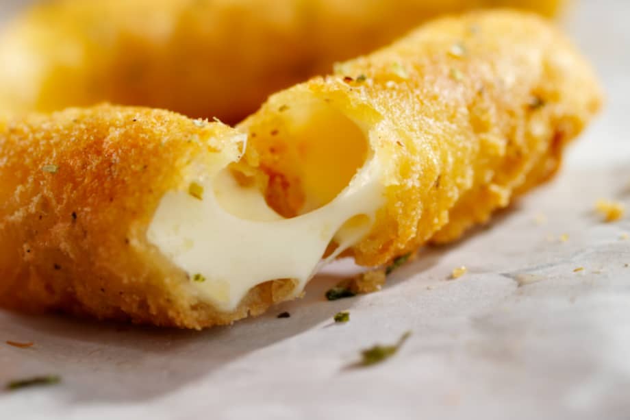 ¿Pensando en una merienda? Esta receta de deditos de queso te ayudará