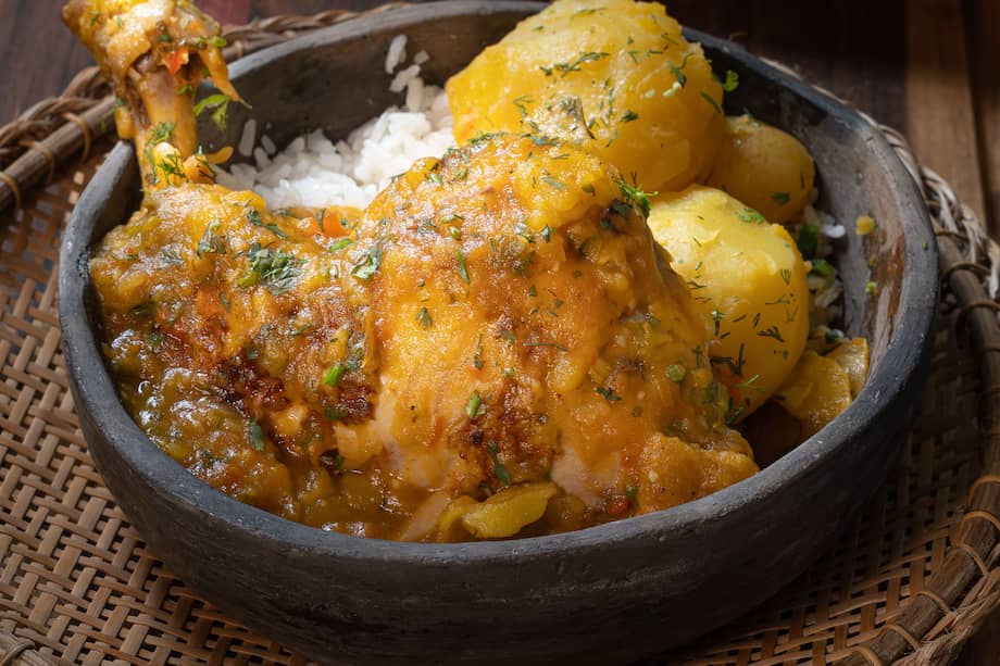 A este pollo sudado puedes agregarle alcaparras y servirlo con arroz blanco.