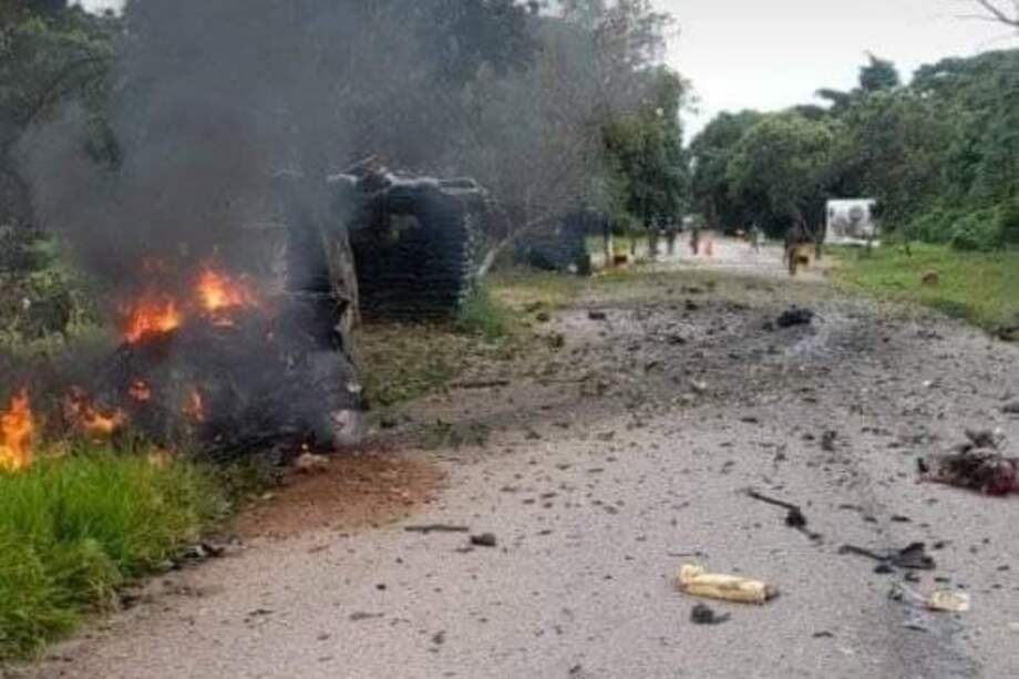 Información preliminar indica que un vehículo al parecer acondicionado con explosivos fue accionado en el sector de Naranjitos, donde está establecido un puesto de control de acceso y salida del municipio de Tame al vecino departamento de Casanare.