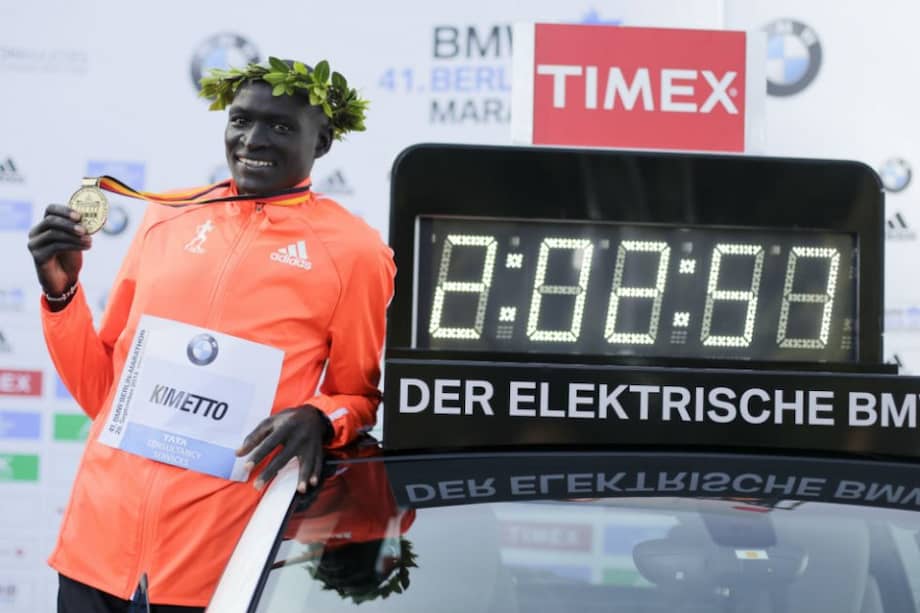 El keniata de 32 años logró en el Maratón de Berlín de la temporada 2014 el record orbital. Foto: correcaminos