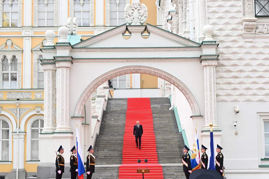 El presidente de Rusia, Vladimir Putin, antes de dirigirse a unidades del Ministerio de Defensa de Rusia, las Tropas de la Guardia Nacional de Rusia (Rosgvardiya), el Ministerio del Interior de Rusia (MVD), el Servicio Federal de Seguridad de Rusia (FSB) y el Servicio de Protección Federal Ruso (FSO), este martes en Moscú, Rusia.