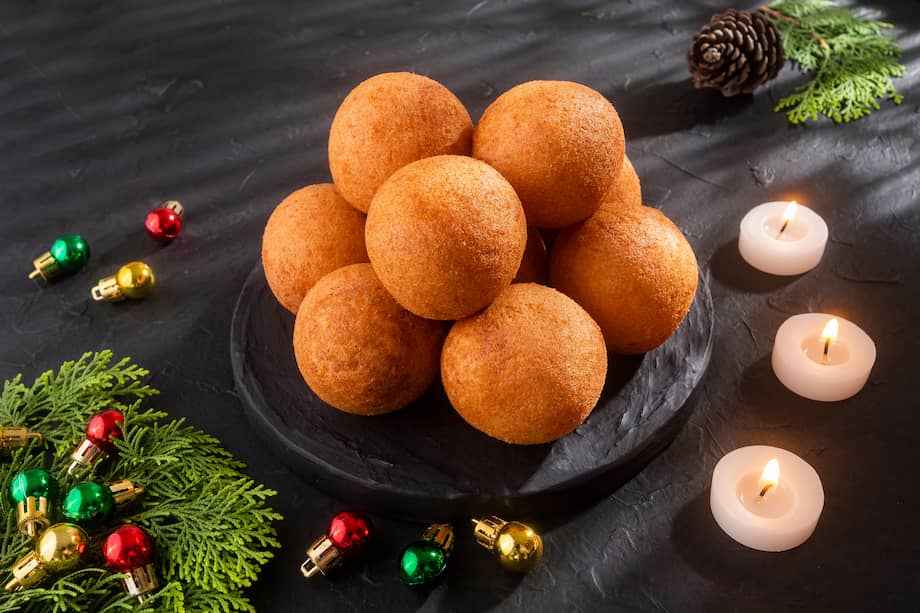 Cuando estés haciendo buñuelos, vigila la temperatura para que queden cocidos por dentro.