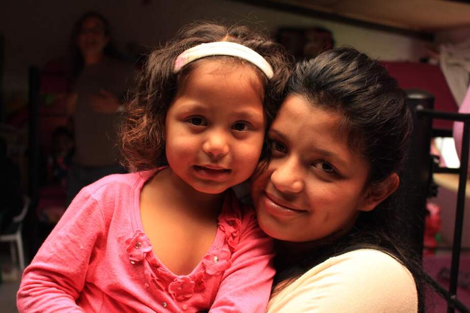 Jenny Cárdenas, de 19 años, y su hija de 4./ Fotos: Óscar Güesguán