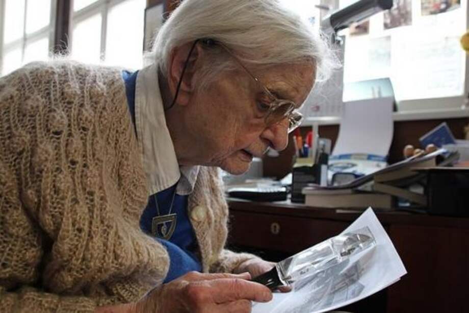 Helga Weyhe heredó la librería que perteneció a su padre y que se fundó en 1840. Bajo su mando solo se vendían libros de editoriales cuyo programa le gustaba especialmente a ella. Su libro favorito era "Stoffel vuela sobre el mar", de Erika Mann.