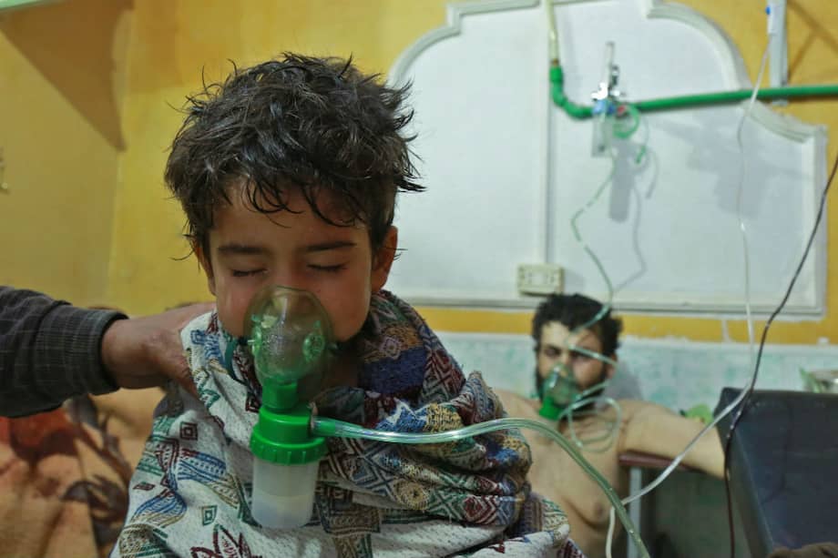 Niños sirios y adultos recibieron tratamiento del que se sospecha fue un nuevo ataque químico en Siria. Se registró el lunes en Guta Oriental. / AFP