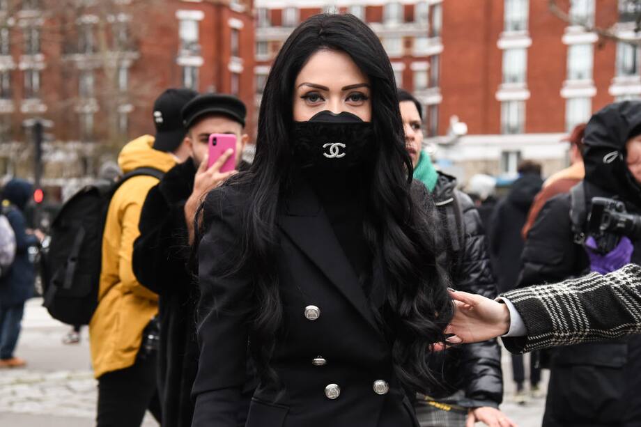 Mujer asiste al Paris Fashion Week con tapabocas.
