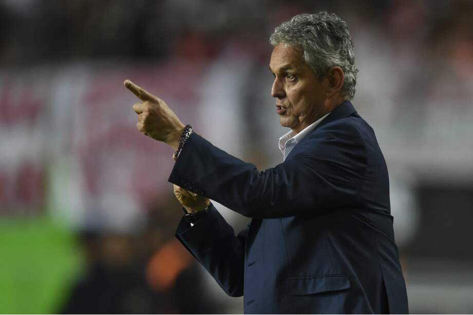 Reinaldo Rueda, entrenador de Atlético Nacional, dando indicaciones durante el partido de Copa Libertadores contra Estudiantes de La Plata. / AFP