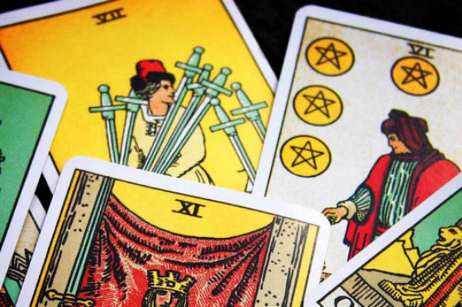 Las mujeres leían el tarot.