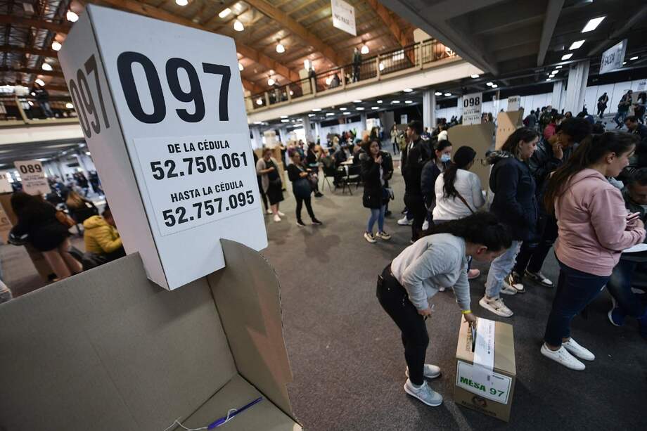 En la primera vuelta votaron 21'441.605 personas.