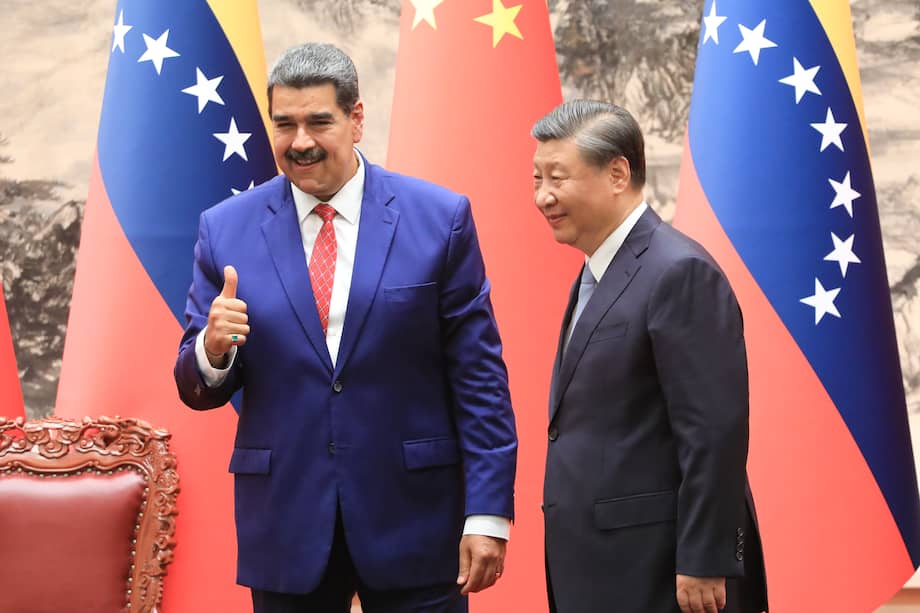 Nicolás Maduro (i) durante una reunión con el presidente de China, Xi Jinping, en Beijing (China).