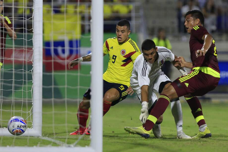 Castro (centro) anotó el segundo tanto del equipo nacional. / EFE