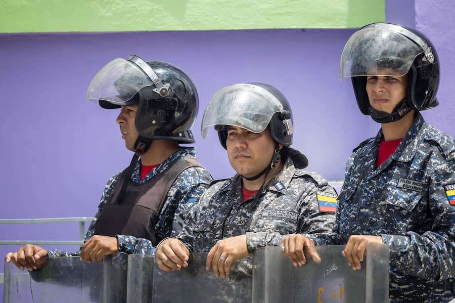 Integrantes de la Policía Nacional Bolivariana vigilan una manifestación en conmemoración del Día Internacional de los Trabajadores este jueves, en Caracas (Venezuela).