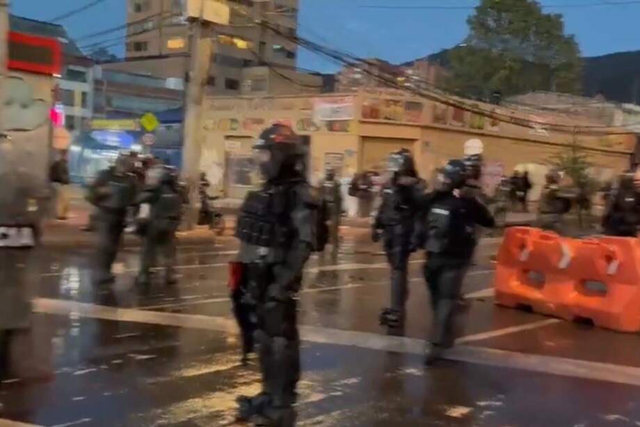 Integrantes de la UNDMO retiraron a los encapuchados que bloqueaban la avenida Caracas con calle 76, en medio de las protestas relacionadas con la Universidad Pedagógica. La zona había registrado fuertes afectaciones en la movilidad y en la operación de TransMilenio.
Con esta intervención, se espera la normalización gradual del tránsito en el corredor, mientras las autoridades mantienen presencia en el sector.
