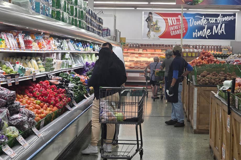 Personas realizan compras en un supermercado de Miami (EE. UU.).