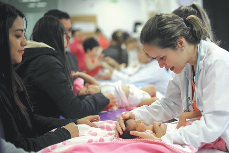El Método Madre Canguro es una estrategia basada en contacto piel a piel y seguimiento integral que reduce la mortalidad en bebés prematuros.