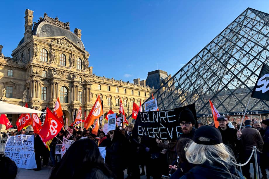 Los trabajadores del Louvre comenzaron la huelga por las condiciones laborales y el deterioro de las instalaciones del museo.