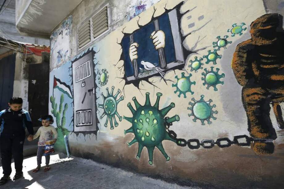 Mural sobre el coronavirus en una pared de Israel. / AFP