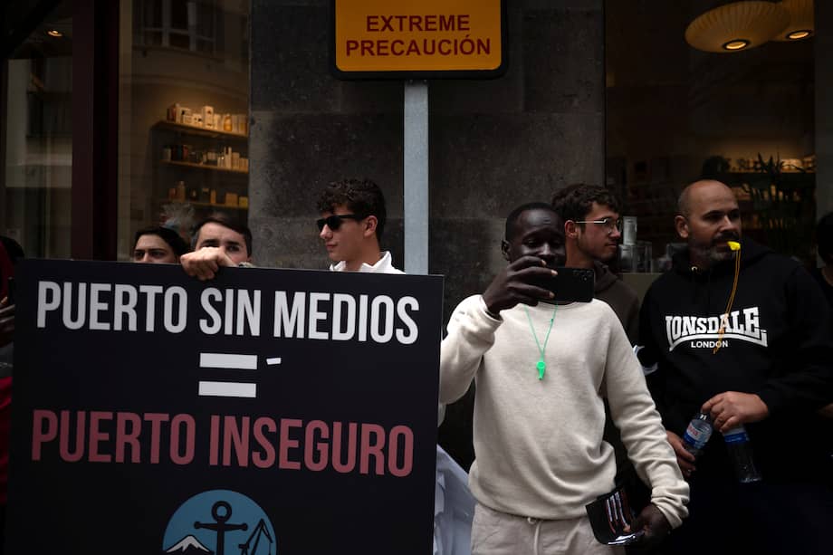 Trabajadores portuarios protestan en Tenerife contra la llegada del crucero MV Hondius, afectado por un brote de hantavirus.