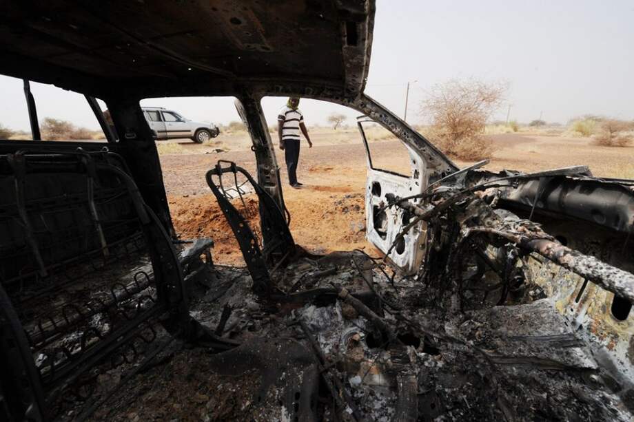 Un vehículo del ejército maliense tras pasar sobre una mina entre las localidades de Douentza y Hombori./ AFP