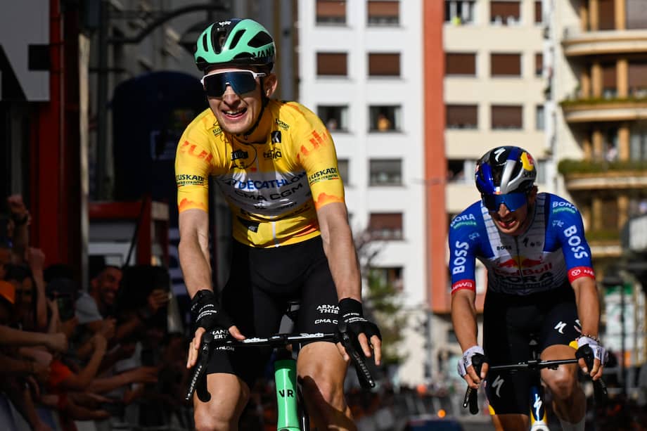 El ciclista francés Paul Seixas (izq.), del equipo Decathlon, celebra su victoria en la quinta etapa de la Vuelta a la Italia Vasca, una carrera de 176,2 km con salida y llegada en Eibar.