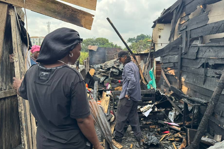 Habitantes del asentamiento Nueva Esperanza, en el barrio Los Lagos, intentan recuperar lo poco que quedó tras el incendio que afectó decenas de viviendas en la madrugada de este miércoles.