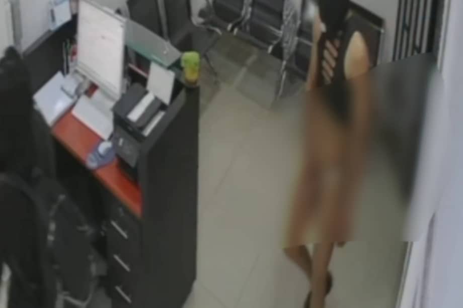 Momento en el cual el hombre realizó la conducta inapropiada en el laboratorio clínico.